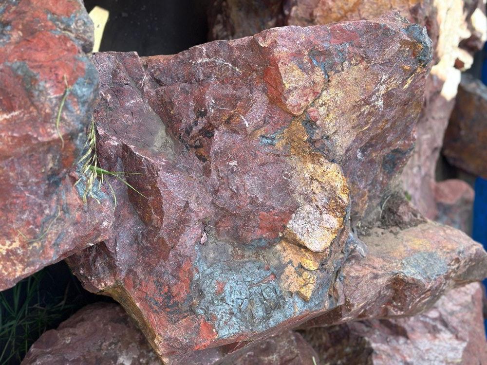 Камни для ландшафтного дизайна красно-фиолетовые 10-60 килограмм купить в Нижней Салде