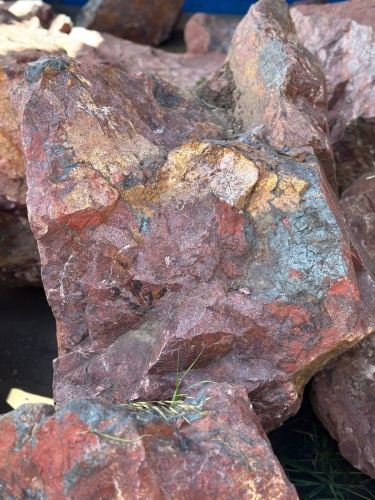 Камни для ландшафтного дизайна красно-фиолетовые 10-60 килограмм купить в Нижней Салде