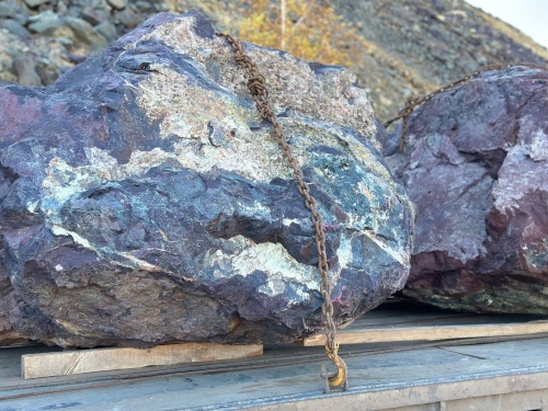 Огромные красно-фиолетовые валуны для ландшафтного дизайна весом более 5 тонн купить в Нижней Салде