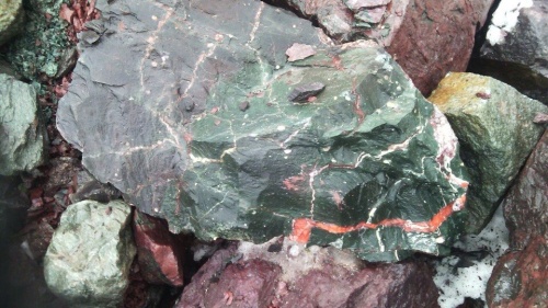 Гигантские зелёные валуны для ландшафтного дизайна весом более 5 тонн купить в Нижней Салде