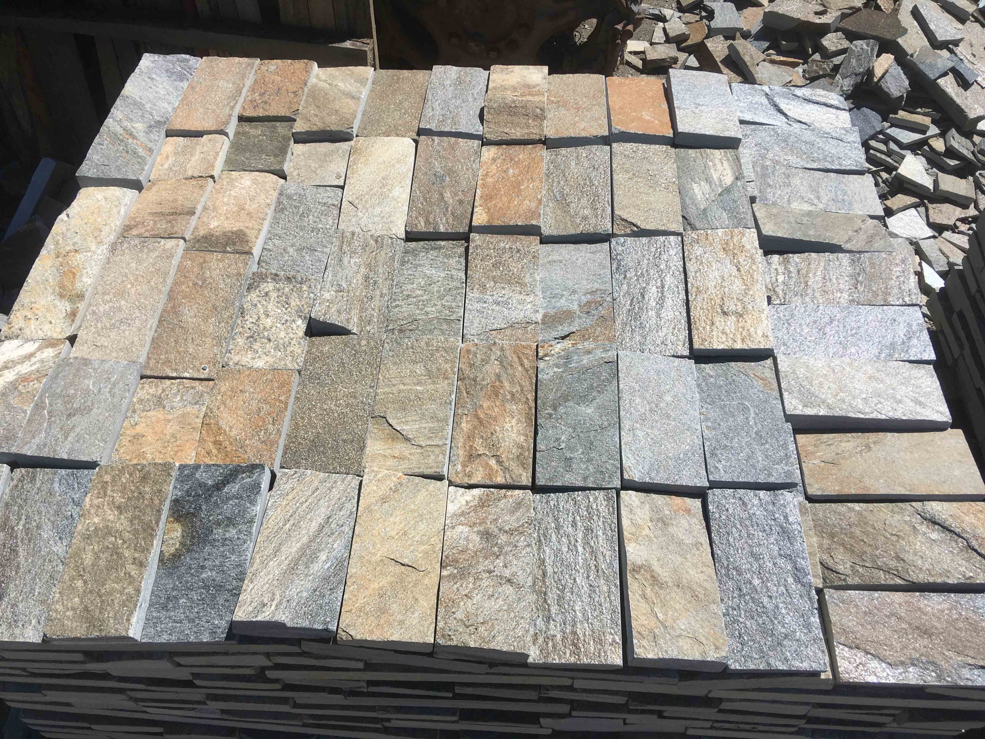 Плитка пилёная златолит Уральский для цоколя, отмостки купить в Нижней Салде