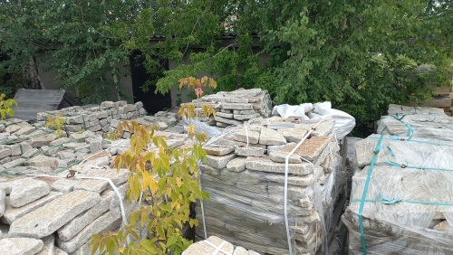 Плитняк галтованный гранитный для ландшафтного дизайна купить в Нижней Салде