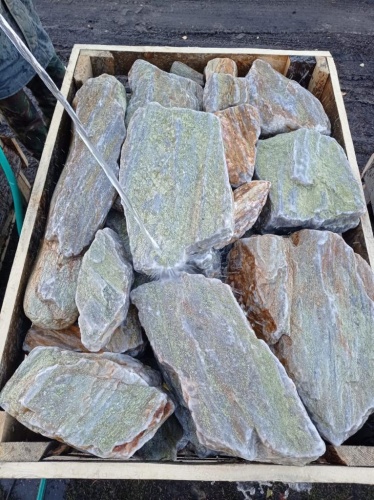 Златолит жёлтый, жёлто-зелёный глыбки и валуны для ланшафтного дизайна купить в Нижней Салде