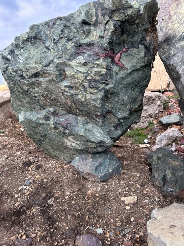 Гигантские зелёные валуны для ландшафтного дизайна весом более 5 тонн купить в Нижней Салде