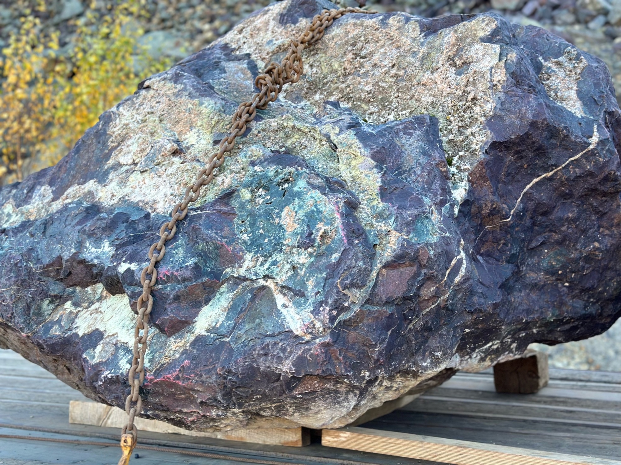 Огромные красно-фиолетовые валуны для ландшафтного дизайна весом более 5 тонн купить в Нижней Салде