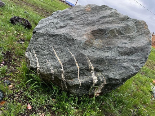 Гигантские зелёные валуны для ландшафтного дизайна весом более 5 тонн купить в Нижней Салде