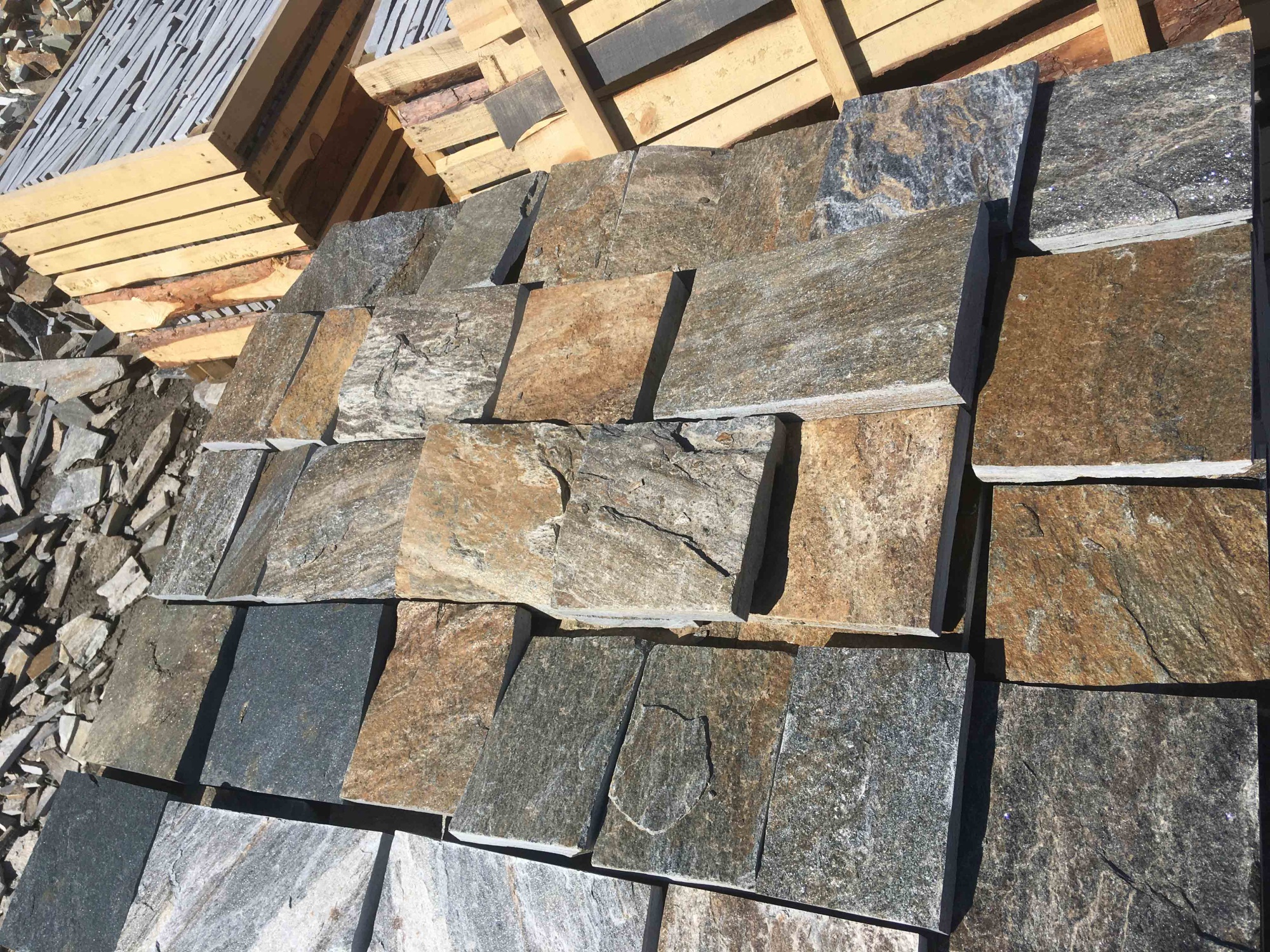 Плитка пилёная златолит Уральский для цоколя, отмостки купить в Нижней Салде