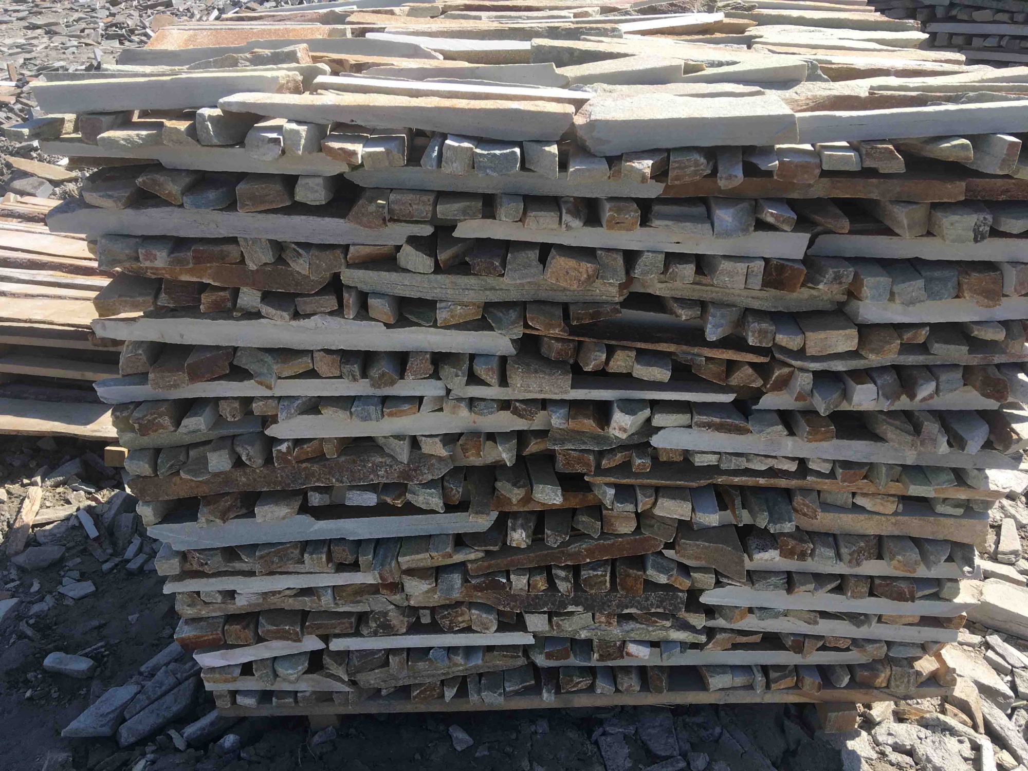 Горбушка златолит золотистый для облицовки купить в Нижней Салде