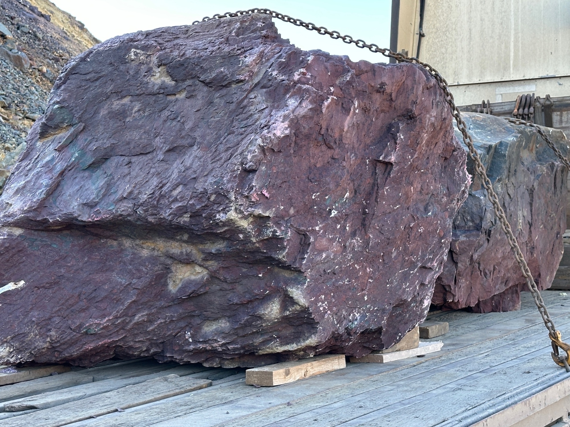 Огромные красно-фиолетовые валуны для ландшафтного дизайна весом более 5 тонн купить в Нижней Салде