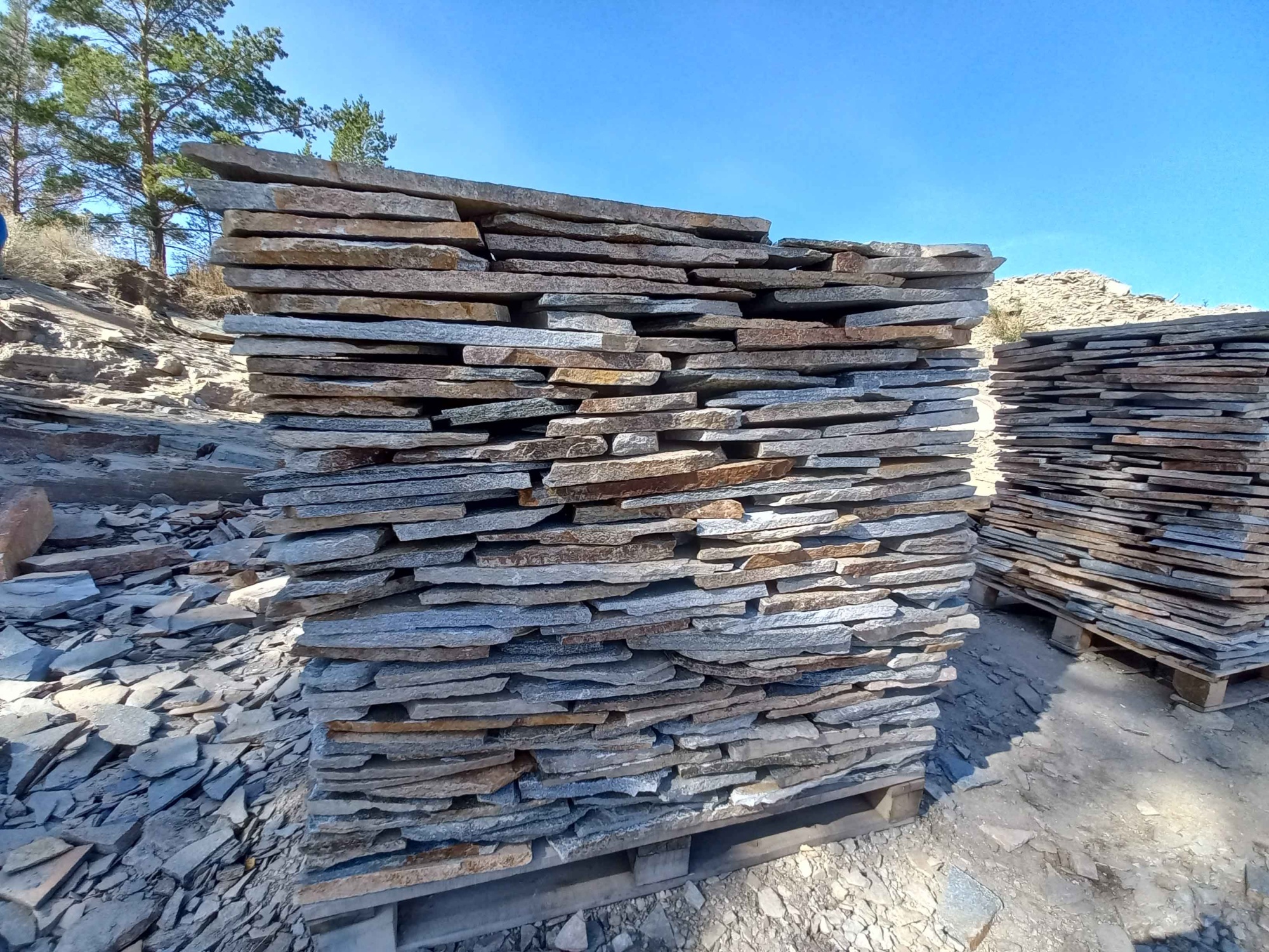 Плитняк златолит серебристый для фасада купить в Нижней Салде